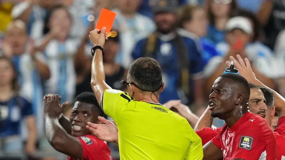 Breel Embolo recibe una tarjeta roja en el partido de Suiza contra Argentina en el Mundial 2026 | AP