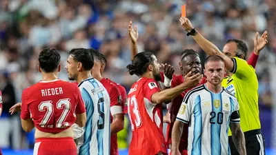 Embolo es expulsado tras fingir una falta; el VAR dejó a Suiza con 10