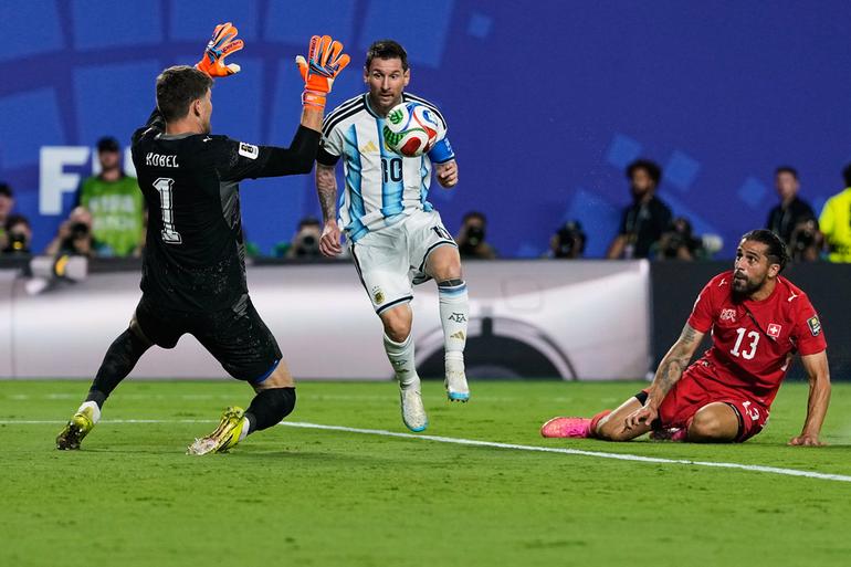 Messi cerca de marcar ante Suiza | AP