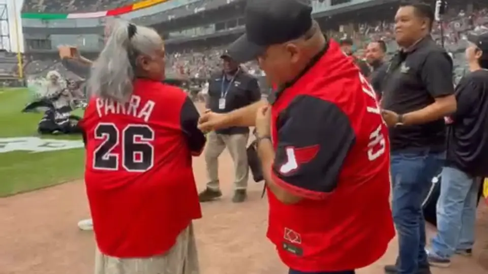 La señora Parra recibió jersey personalizado | Especial