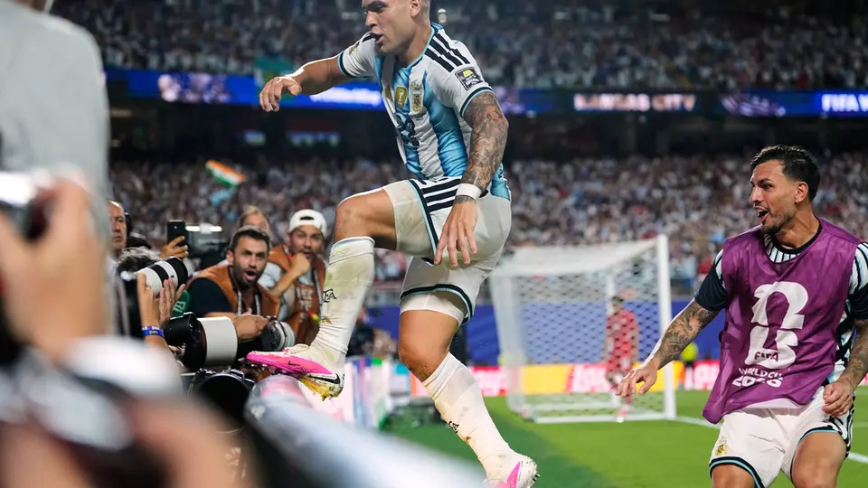 Lautaro Martínez celebrando el gol que los lleva a Semifinales | AP