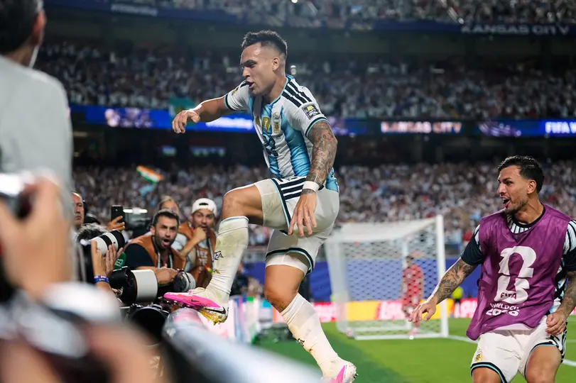 Lautaro Martínez celebrando el gol que los lleva a Semifinales | AP
