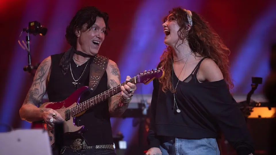 Otro momento del concierto, fue con los Caifanes invitaron a sus hijos a tocar y cantar con ellos / Cortesía: Lulú Urdapilleta / OCESA