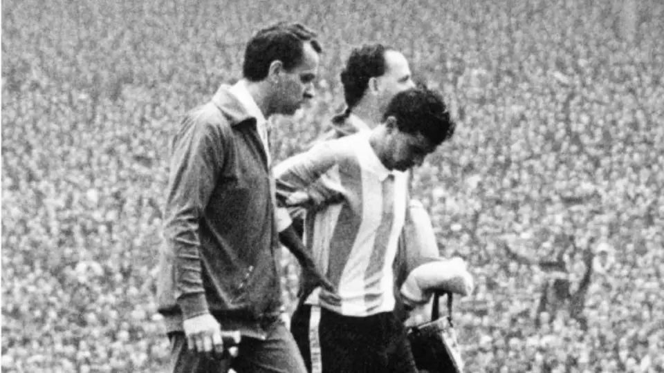 Antonio Rattin tras su expulsión en el Mundial 1966 | AFP