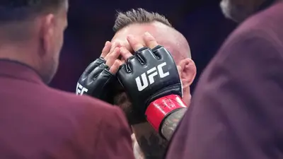 Conor McGregor abandona el recinto tras sufrir una grave lesión en UFC 329