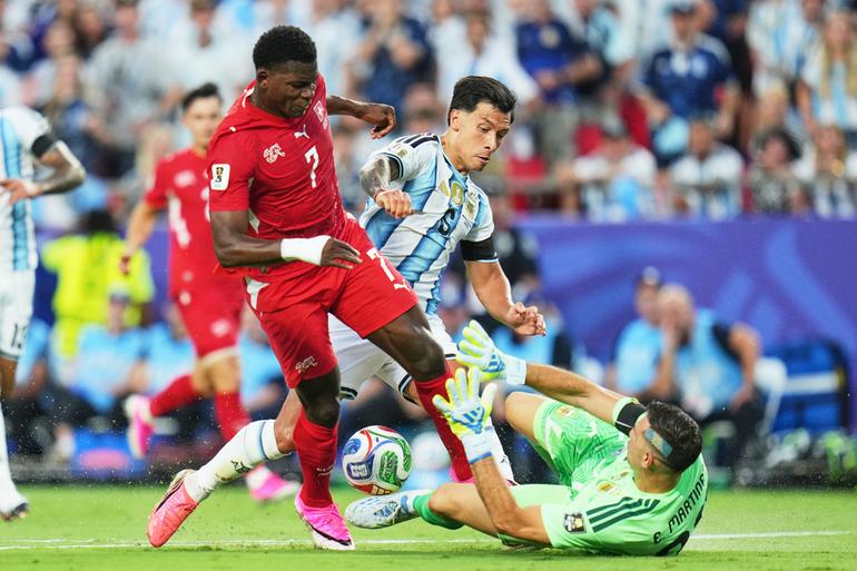 El 'Dibu' ya es factor en el Argentina contra Suiza | AP