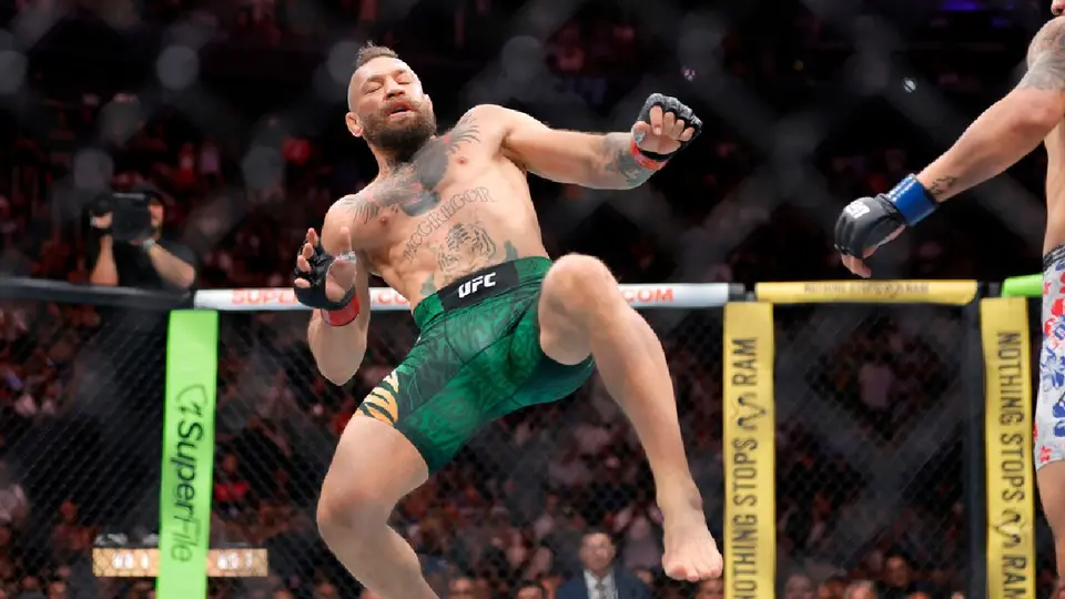 Connor McGregor vs Max Holloway | AP