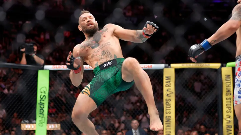 Connor McGregor vs Max Holloway | AP
