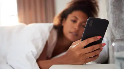 ¿Abres los ojos y tomas el celular? Este hábito puede aumentar el estrés y la ansiedad