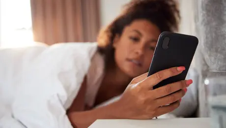 ¿Abres los ojos y tomas el celular? Este hábito puede aumentar el estrés y la ansiedad