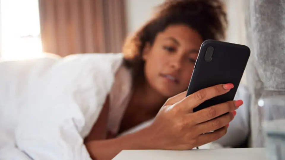 ¿Abres los ojos y tomas el celular? Este hábito puede aumentar el estrés y la ansiedad