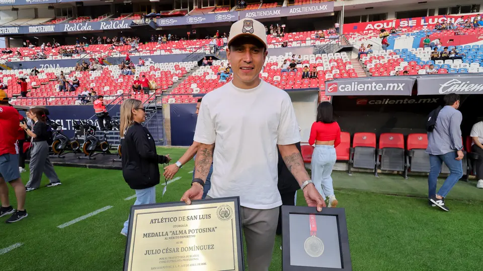Cata Domínguez recibiendo reconocimiento por su trayectoria | MexSport