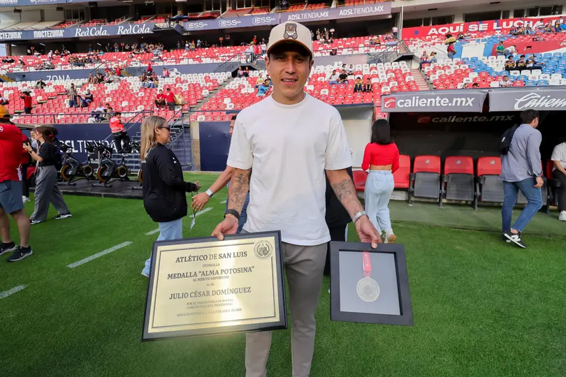 Cata Domínguez recibiendo reconocimiento por su trayectoria | MexSport