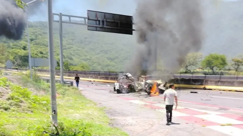 Un tractocamión impactó a un grupo de trabajadores que realizaba labores de mantenimiento sobre la autopista Guadalajara-Tepic, provocando un choque múltiple con incendio de vehículos./ RS