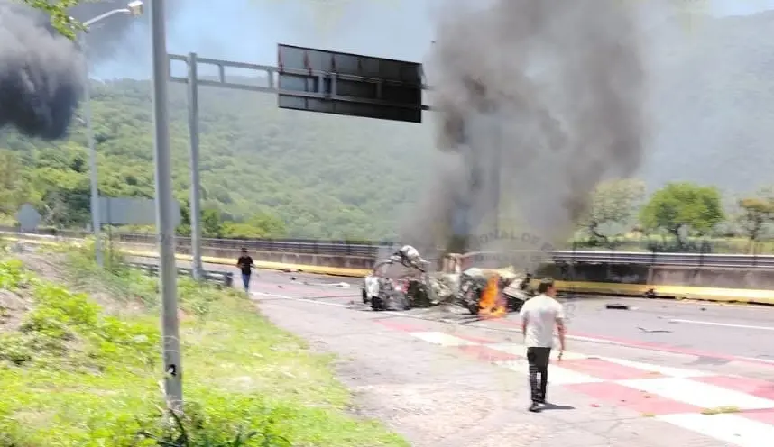 Un tractocamión impactó a un grupo de trabajadores que realizaba labores de mantenimiento sobre la autopista Guadalajara-Tepic, provocando un choque múltiple con incendio de vehículos./ RS