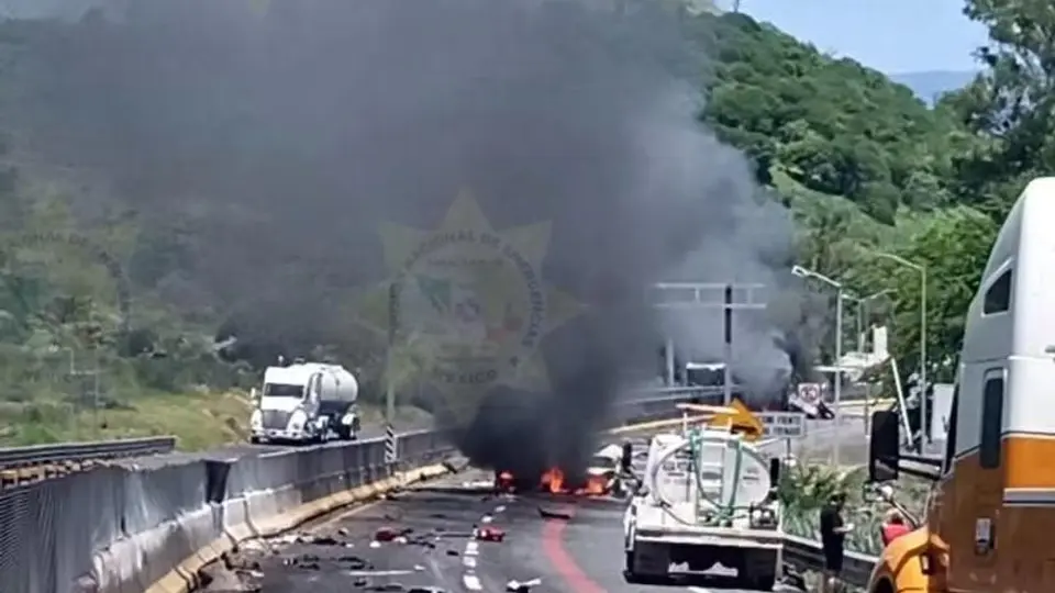 El accidente ocurrió a la altura de Plan de Barrancas, en el municipio de Hostotipaquillo, Jalisco, donde cuerpos de emergencia desplegaron un operativo de rescate./ RS