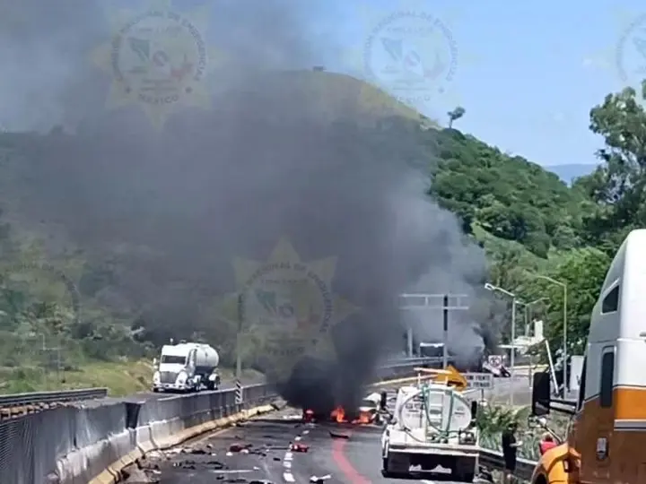 El accidente ocurrió a la altura de Plan de Barrancas, en el municipio de Hostotipaquillo, Jalisco, donde cuerpos de emergencia desplegaron un operativo de rescate./ RS