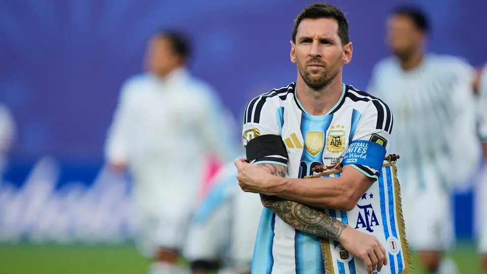 Messi con una banda negra por el fallecimiento de Antonio Rattin | AP
