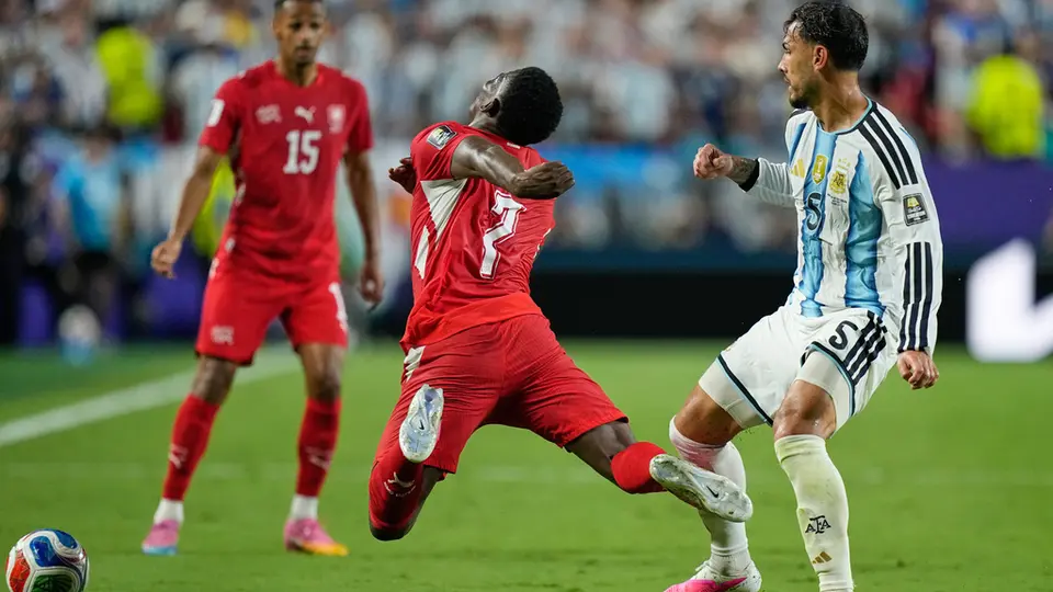 Embolo finge la falta | AP