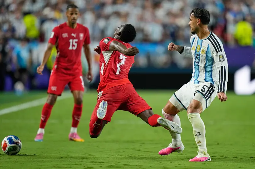 Embolo finge la falta | AP