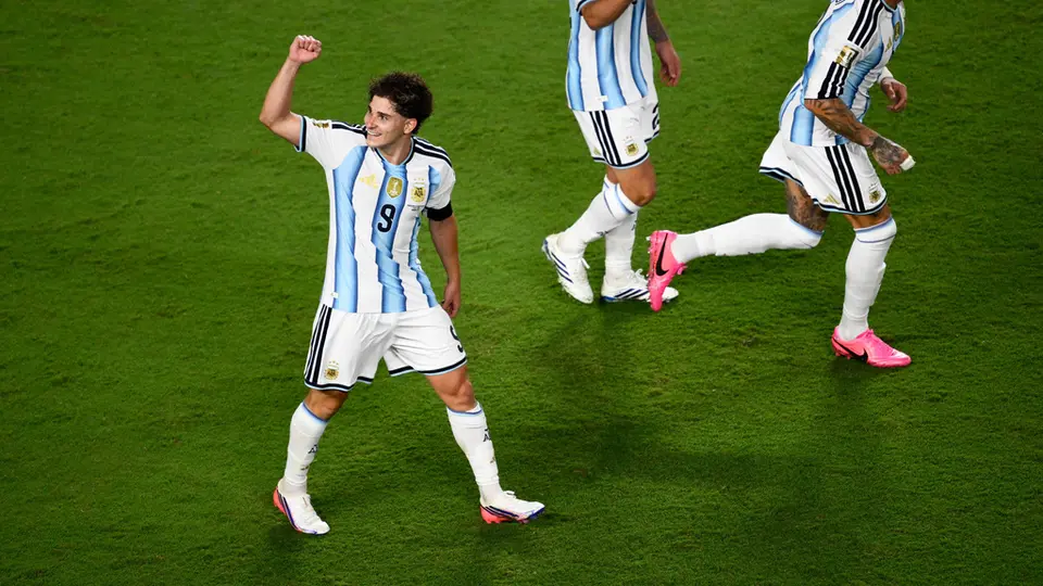 Julián Álvarez festeja haber salvado a Argentina de los penales ante Suiza | AP