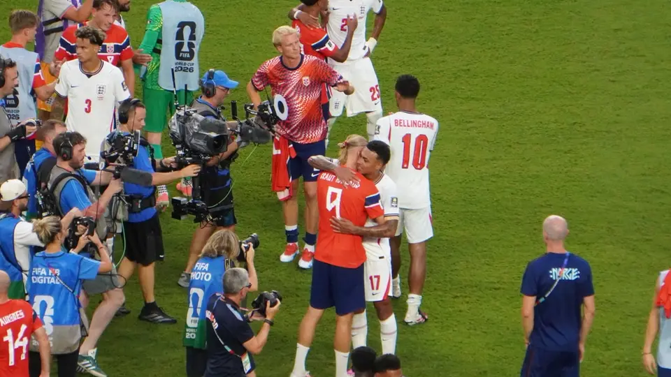 Abrazo entre Haaland y Bellingham tras el partido | CARLOS PONCE