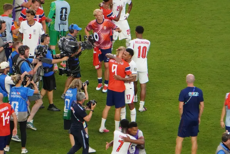 Abrazo entre Haaland y Bellingham tras el partido | CARLOS PONCE