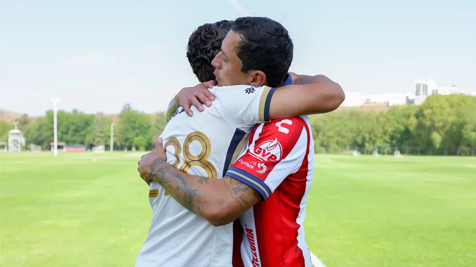 'Cata' Domínguez y su hijo en un partido de la Sub-21 | IMAGO 7