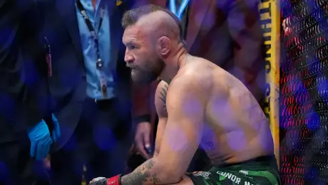 ¡Ni 60 segundos! Connor McGregor salió lesionado en su regreso a la UFC