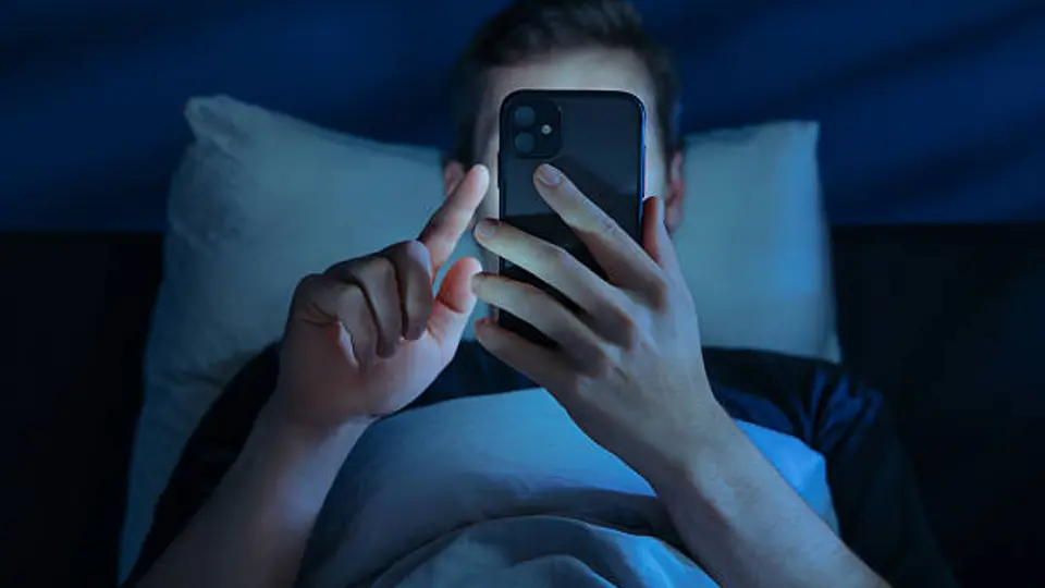 Consultar el celular apenas comienza el día puede aumentar la producción de cortisol, conocida como la hormona del estrés, además de favorecer la ansiedad, según especialistas./ Pixabay
