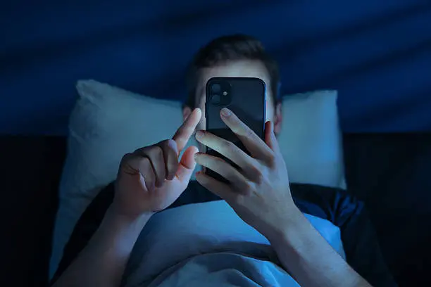 Consultar el celular apenas comienza el día puede aumentar la producción de cortisol, conocida como la hormona del estrés, además de favorecer la ansiedad, según especialistas./ Pixabay