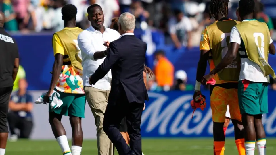 Pape Thiaw y Didier Deschamps | AP