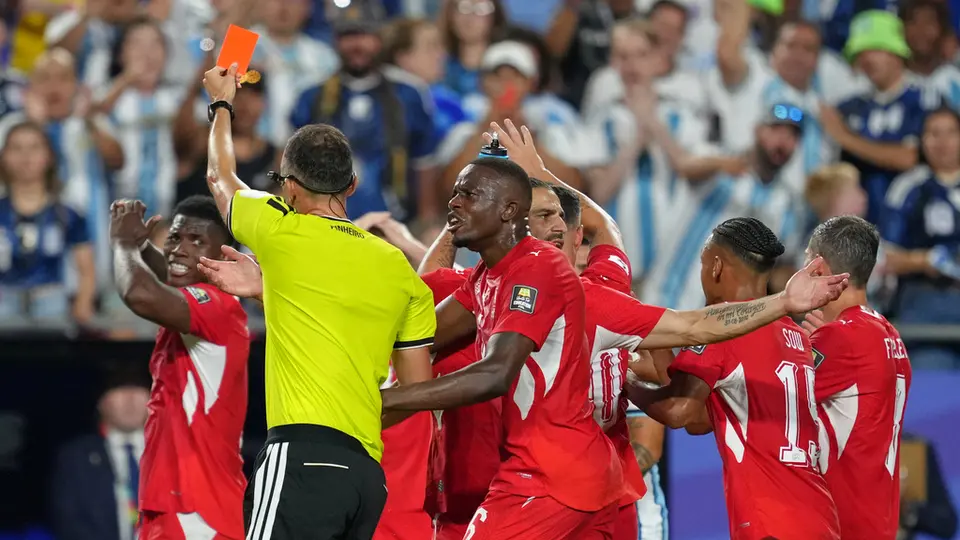 Suiza se queda con unos menos ante Argentina | AP