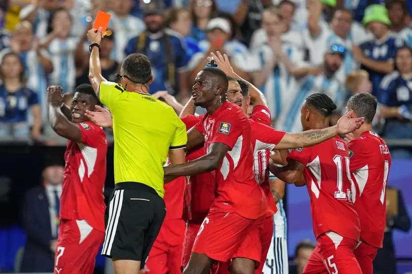 Suiza se queda con unos menos ante Argentina | AP