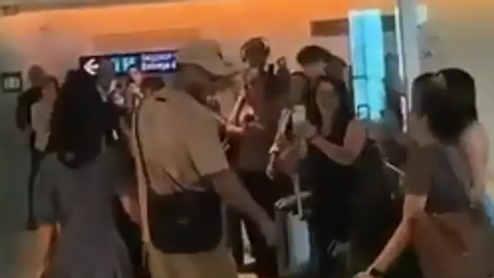 Raúl Jiménez en Aeropuerto Internacional de Cancún | AP