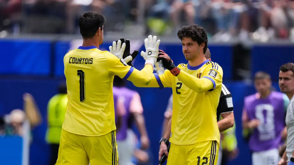Thibaut Courtois y  Senne Lammens, porteros de Bélgica | AP