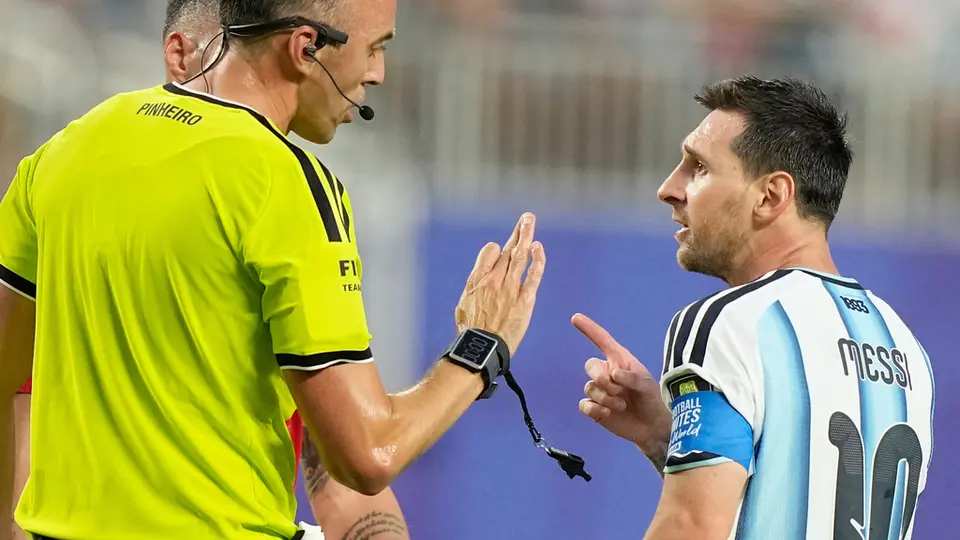 Lionel Messi y el árbitro Joao Pinheiro, en juego de Cuartos de Final Mundial 2026 | AP