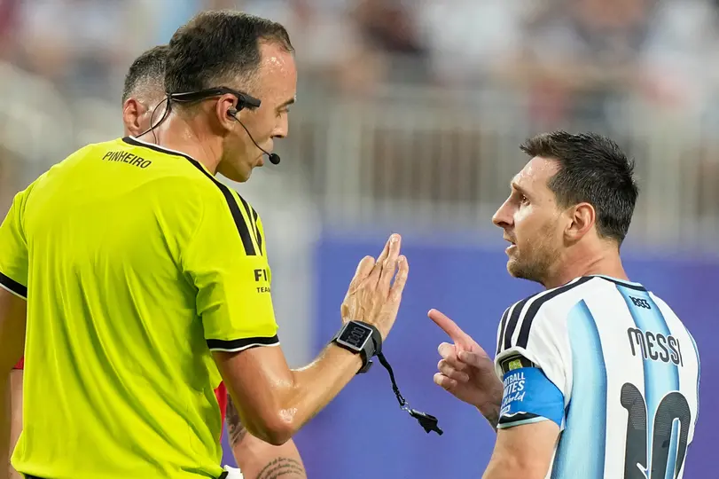 Lionel Messi y el árbitro Joao Pinheiro, en juego de Cuartos de Final Mundial 2026 | AP