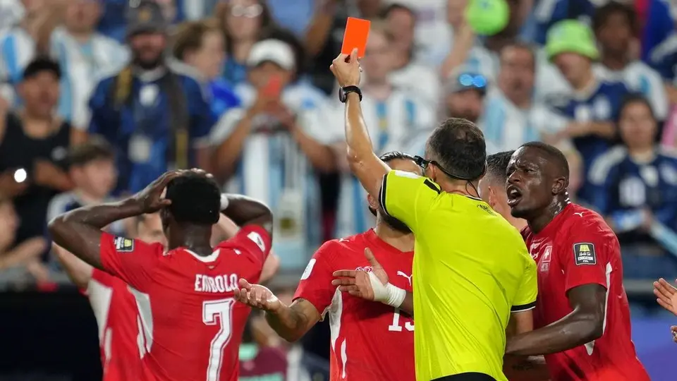 Breel Embolo recibe una tarjeta roja en el partido de Suiza contra Argentina en el Mundial 2026 | AP