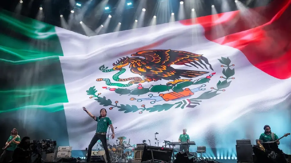 Los Caifanes reviven el orgullo nacional con su interpretación de 'Aquí no es así' / Cortesía: Lulú Urdapilleta / OCESA