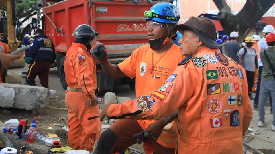 Brigadas de emergencia trabajan entre los escombros en Colombia / @AlcaldiadeCali
