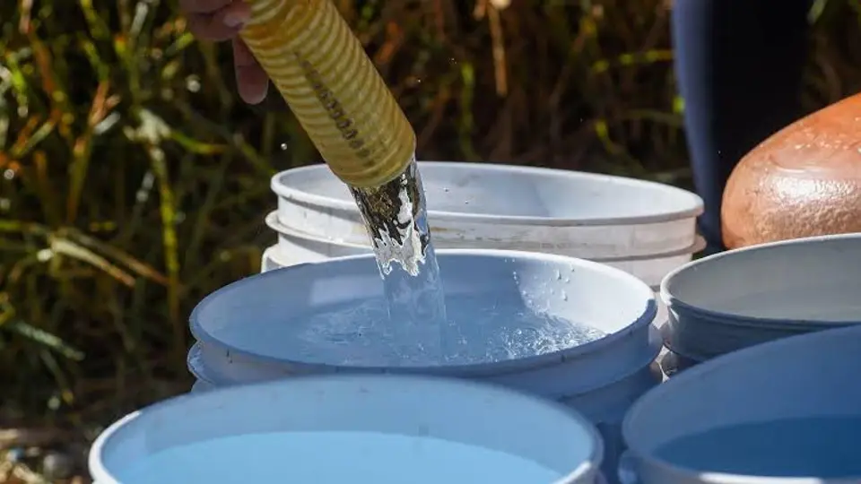 Agua y Drenaje de Monterrey informó que el servicio comenzará a recuperarse después de reactivar el bombeo y llenar los tanques./ RS