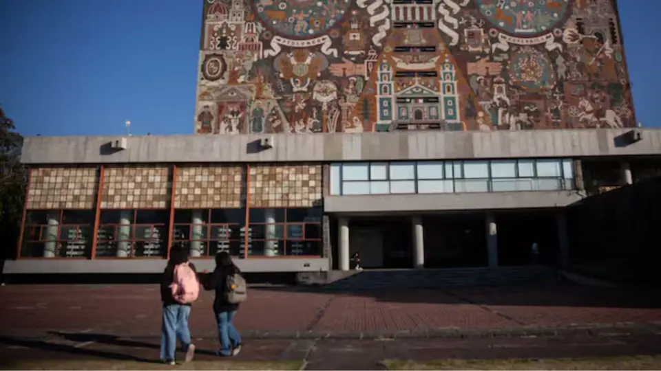 Personal de la Dirección General de Administración Escolar (DGAE) brindando atención y orientación a los participantes / UNAM
