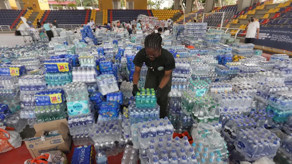 A pensar de la negación, los países no aliados a Colombian han mandado toneladas de ayuda / AP