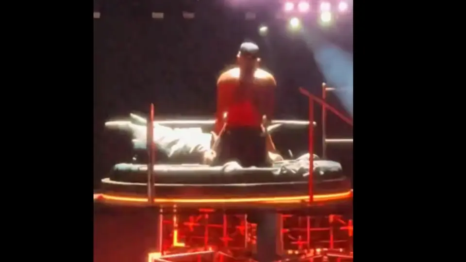 El momento en que Chris Brown y una fan protagonizaron una provocadora dinámica sobre el escenario. / X