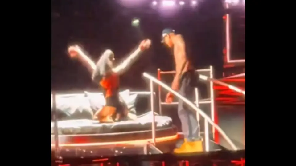 Chris Brown protagonizó una polémica escena durante su concierto en Toronto, donde una fan subió al escenario y participó en una provocadora coreografía. / X