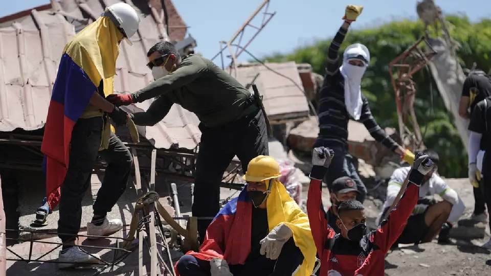 El presidente de Colombia afirma que solo necesitan insumos más no manos que les ayuden / AP