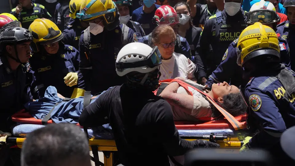 Equipos de emergencia continúan las labores de rescate y atención a damnificados después del fuerte terremoto en Colombia./ AP