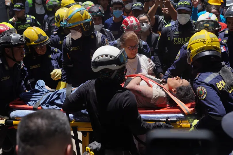 Equipos de emergencia continúan las labores de rescate y atención a damnificados después del fuerte terremoto en Colombia./ AP