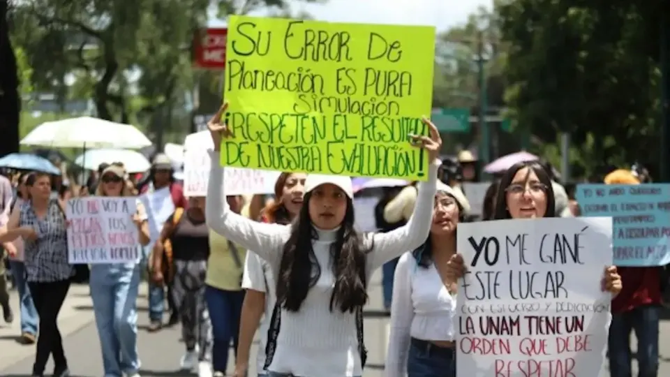 Estudiantes exigiendo respeto a su lugar / Redes Sociales
